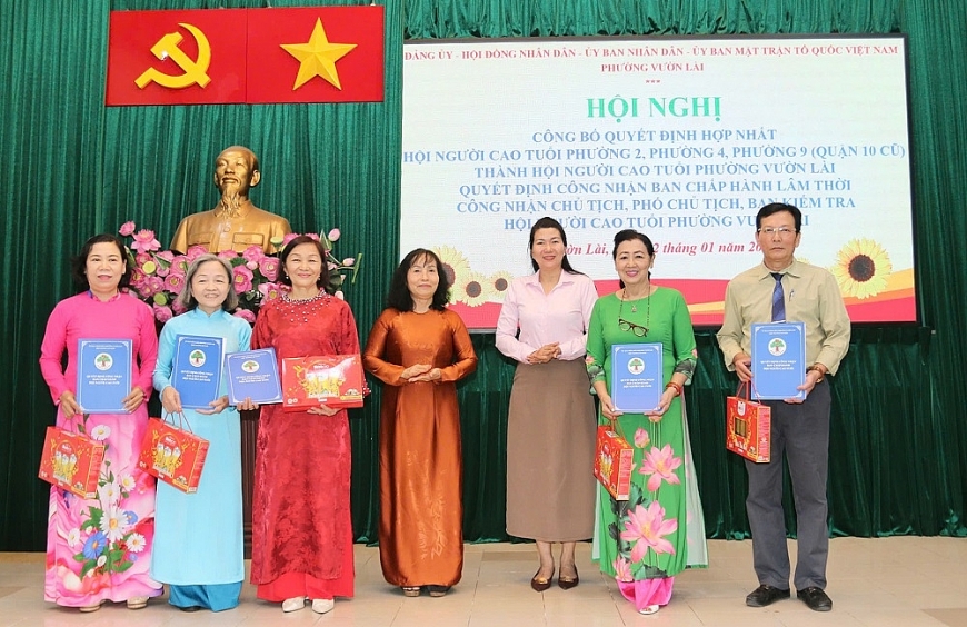 Trao quyết định Ban Thường vụ gồm 5 thành viên