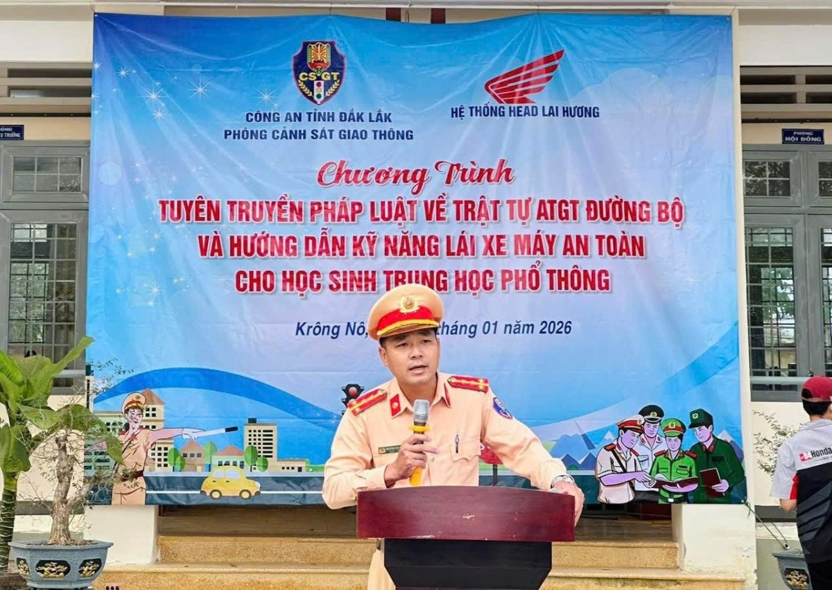 Cán bộ Đội CSGTĐB số 01 tuyên truyền các quy định của pháp luật về công tác bảo đảm TTATGT