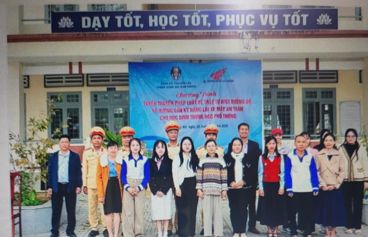 Phòng CSGT Công an tỉnh Đắk Lắk và các em học sinh Trường THPT Nguyễn Chí Thanh