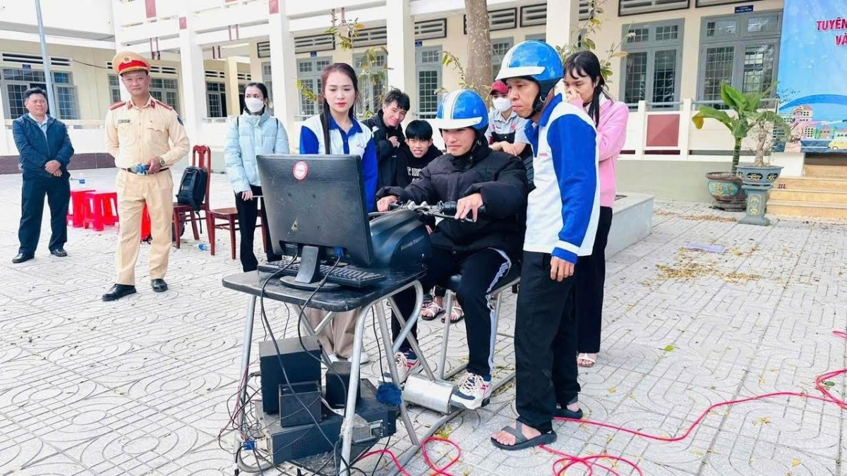 Các em học sinh được hướng dẫn sử dụng mô hình lái xe an toàn