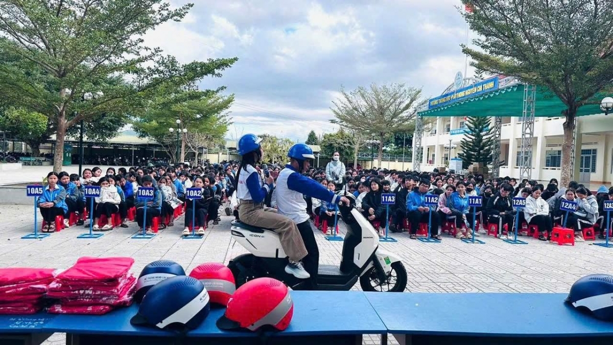 Tuyên truyền pháp luật về trật tự, an toàn giao thông và hướng dẫn kỹ năng lái xe máy an toàn cho học sinh Trường THPT Nguyễn Chí Thanh