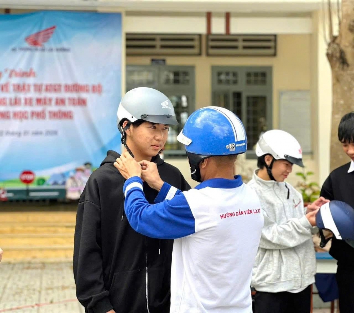 Tuyên truyền pháp luật về trật tự, an toàn giao thông và hướng dẫn kỹ năng lái xe máy an toàn cho học sinh Trường THPT Nguyễn Chí Thanh