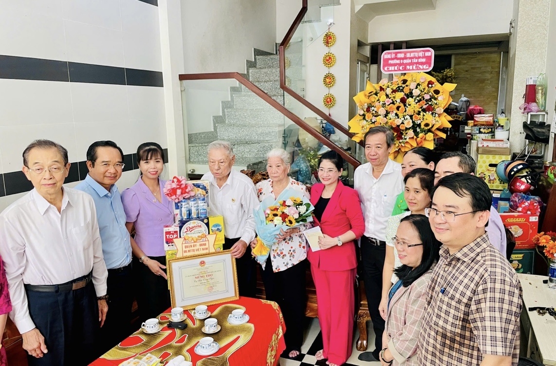 Ông Nguyễn Văn Được, Phó Bí thư Thành ủy, Chủ tịch UBND TP.Hồ Chí Minh (thứ 2, từ trái sang) thăm, chúc thọ người cao tuổi. Ảnh: Sở Y tế TP.Hồ Chí Minh