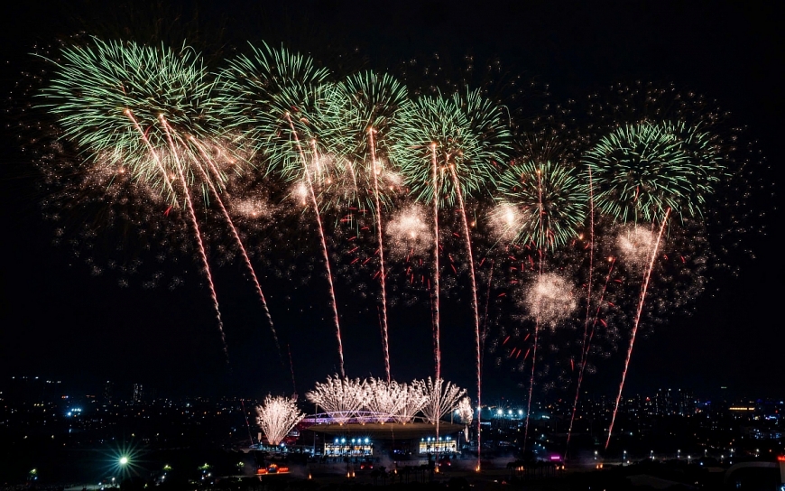 Không cần đợi giao thừa, 