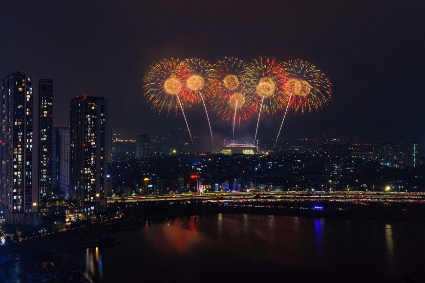 Không cần đợi giao thừa, 