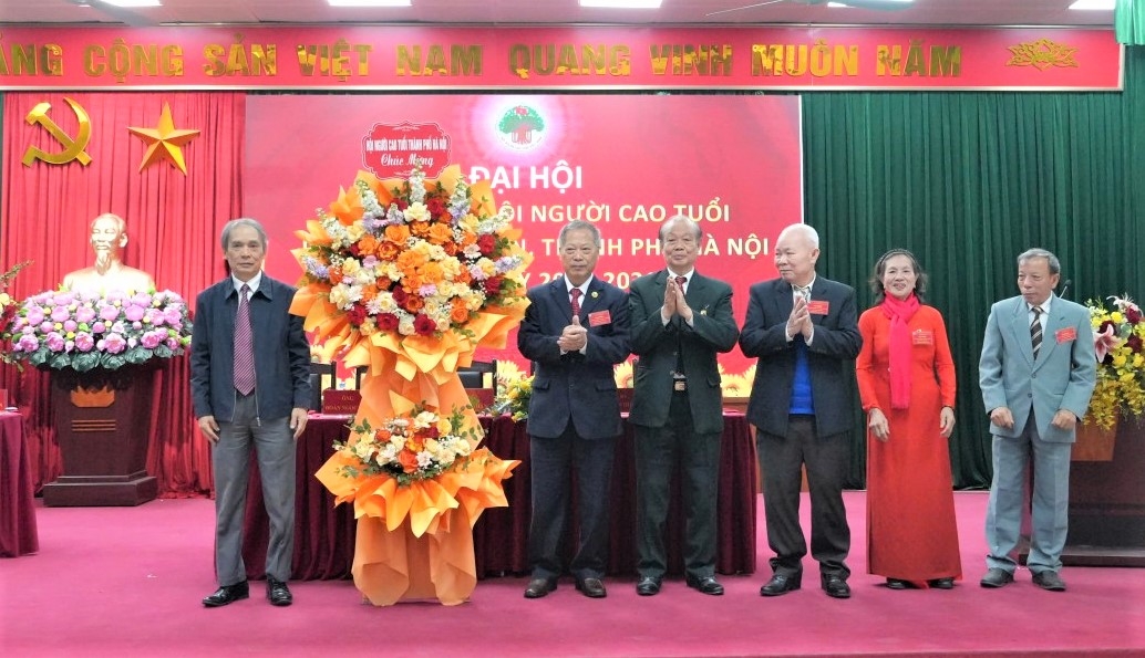 Đại diện Hội NCT TP Hà Nội tặng hoa chúc mừng Đại hội