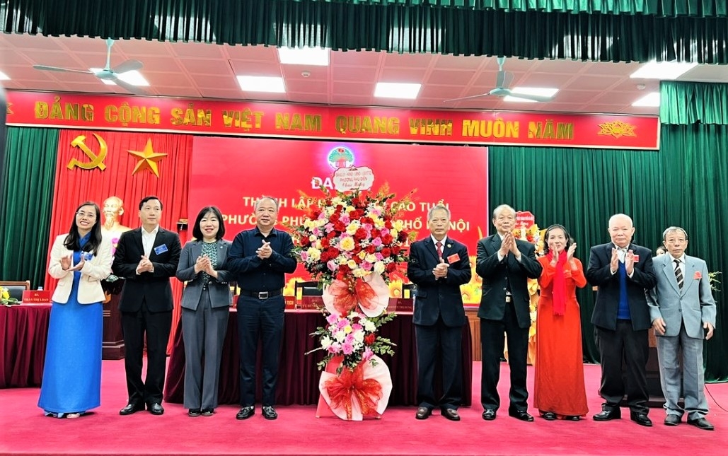 Lãnh đạo phường Phú Diễn tặng hoa chúc mừng Đại hội