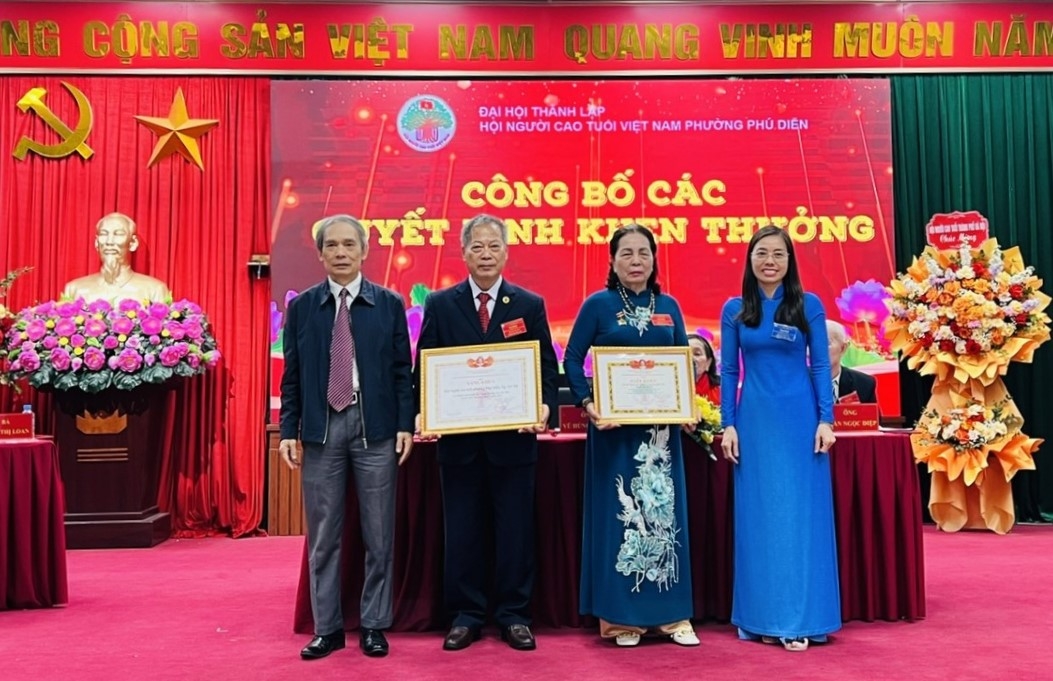 Trao Bằng khen Trung ương Hội cho tập thể, cá nhân xuất sắc