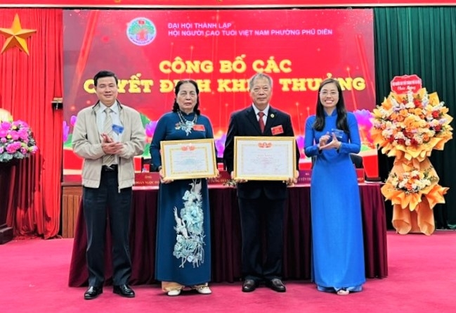 Trao Giấy khen của Hội NCT TP Hà Nội cho tập thể, cá nhân xuất sắc