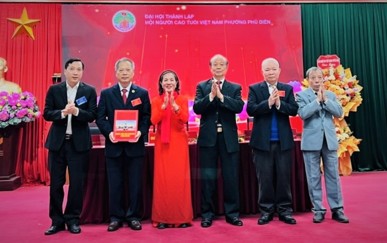 Trao quyết định thành lập Hội NCT phường Phú Diễn