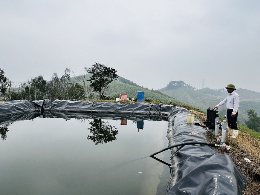 Ông Tú  đã đưa nước lên đỉnh đồi để chủ động nguồn nước tưới, chống hạn cho cây chè