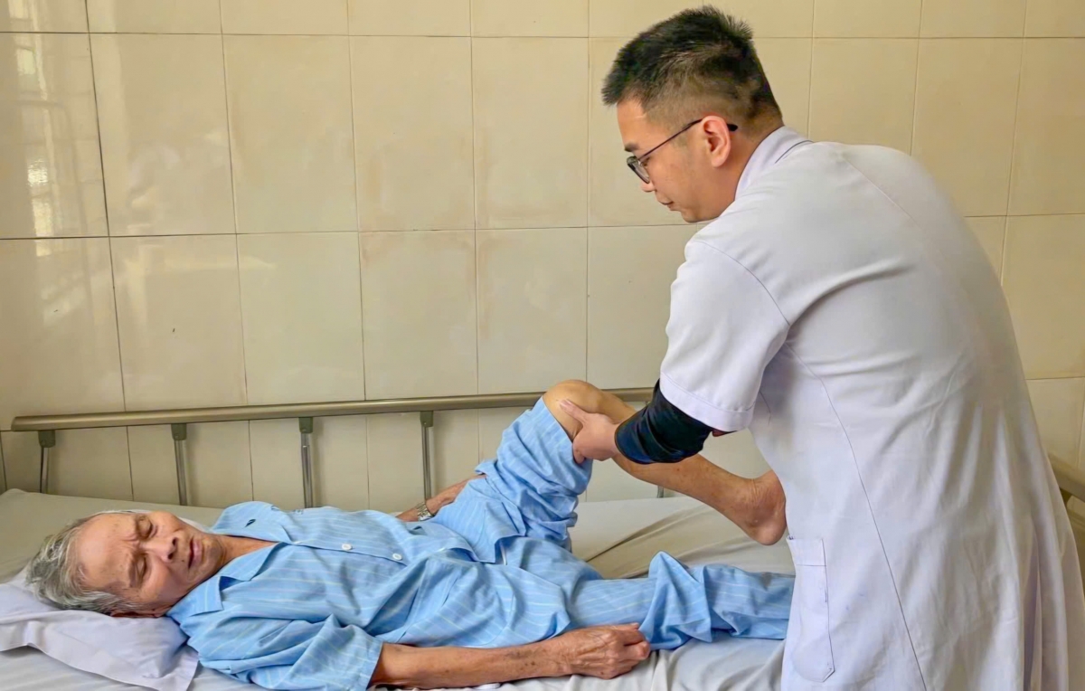 Bệnh nhân sau khi phẫu thuật gãy xương đùi được phục hồi chức năng tại gường