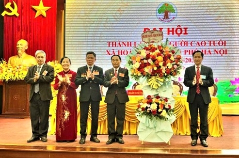 Hội NCT TP Hà Nội tặng hoa chúc mừng Đại hội thành lập Hội NCT xã Hoài Đức, TP Hà Nội