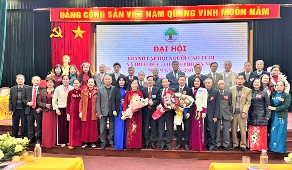 Lãnh đạo Hội NCT TP Hà Nội và lãnh đạo xã Hoài Đức tặng hoa chúc mừng Ban Chấp hành Hội NCT xã