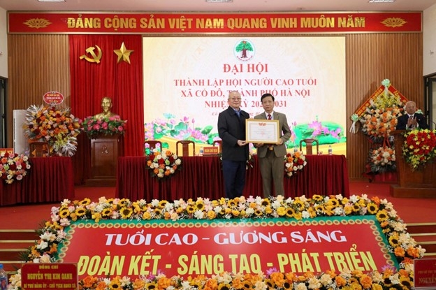 Trao Bằng khen Trung ương Hội cho tập thể, cá nhân xuất sắc xã Cổ Đô