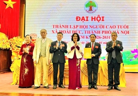 Trao quyết định thành lập Hội NCT xã Hoài Đức