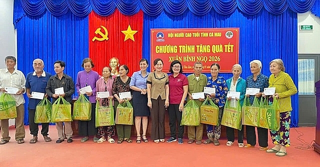 Lãnh đạo Hội Người cao tuổi tỉnh Cà Mau phối hợp với các Mạnh Thường Quân trao quà Tết hội viên người cao tuổi có hoàn cảnh khó khăn.