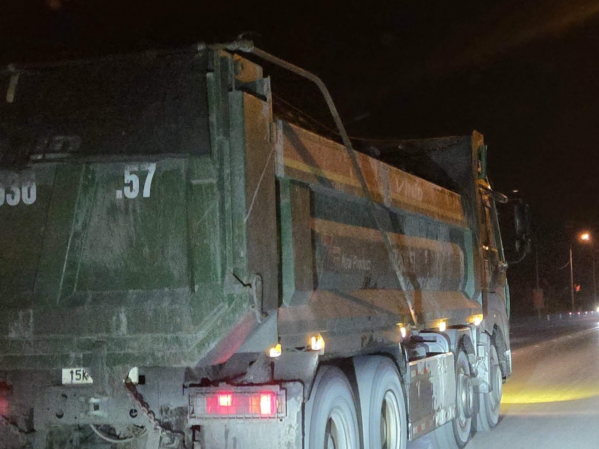 Vẫn còn dấu hiệu xe quá khổ quá tải chở đất, đá gây ô nhiễm môi trường