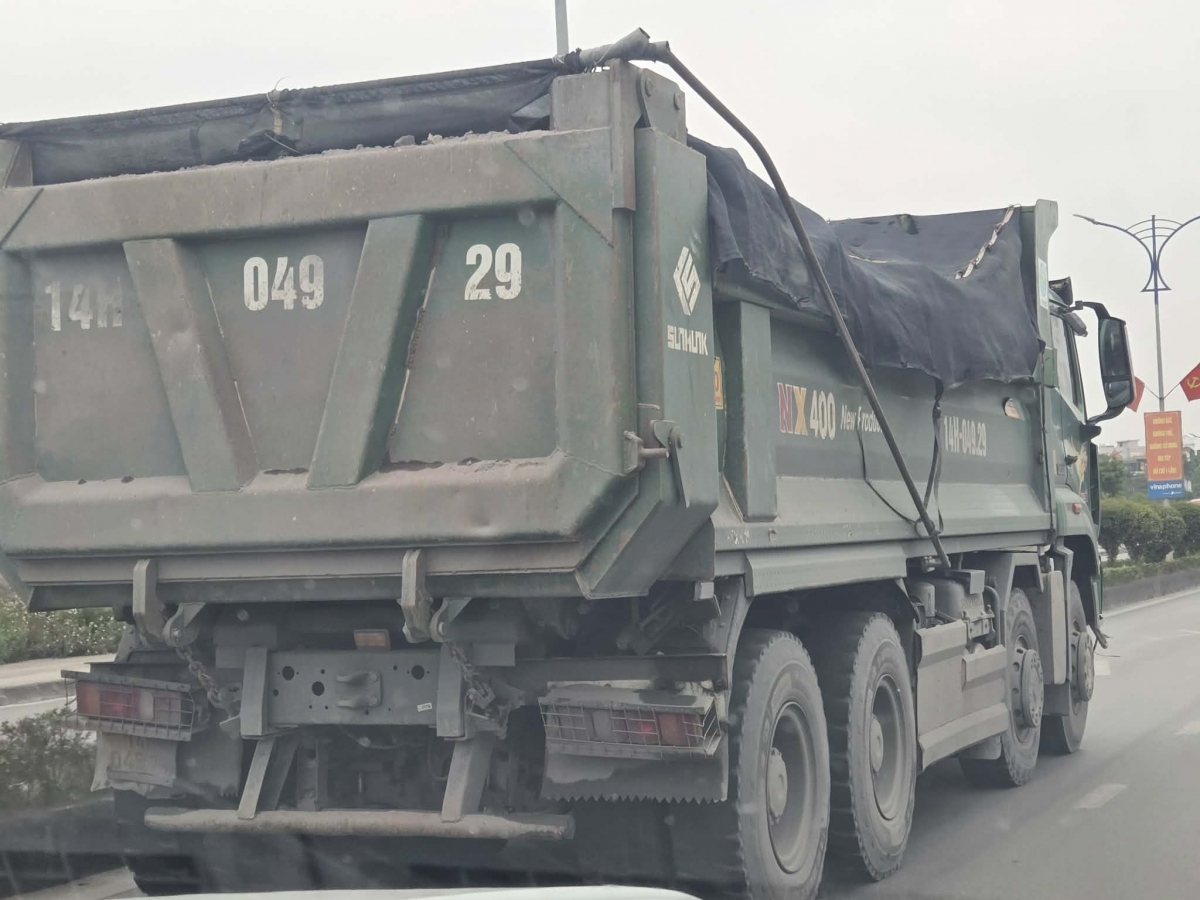 Vẫn còn dấu hiệu xe quá khổ quá tải chở đất, đá gây ô nhiễm môi trường