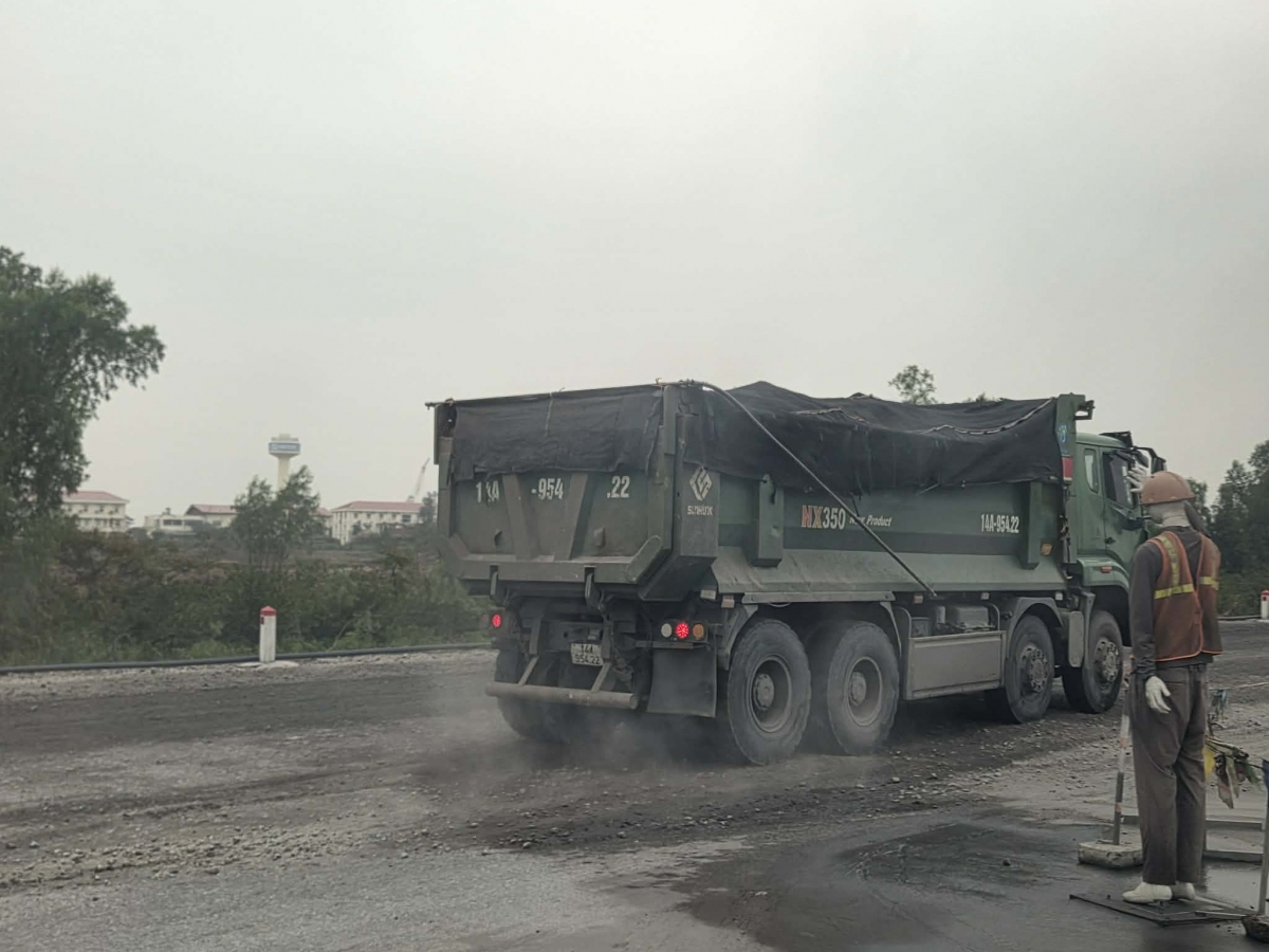 Vẫn còn dấu hiệu xe quá khổ quá tải chở đất, đá gây ô nhiễm môi trường