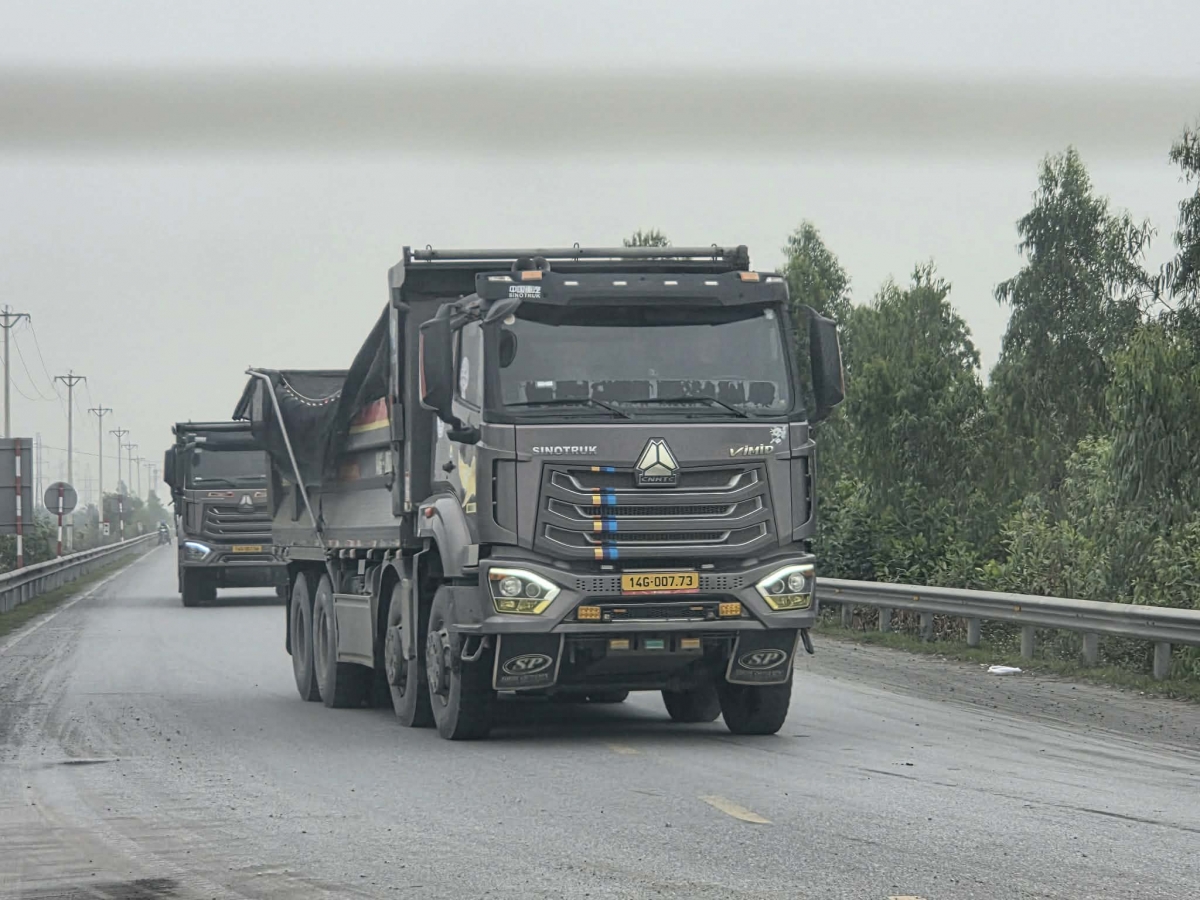 Vẫn còn dấu hiệu xe quá khổ quá tải chở đất, đá gây ô nhiễm môi trường