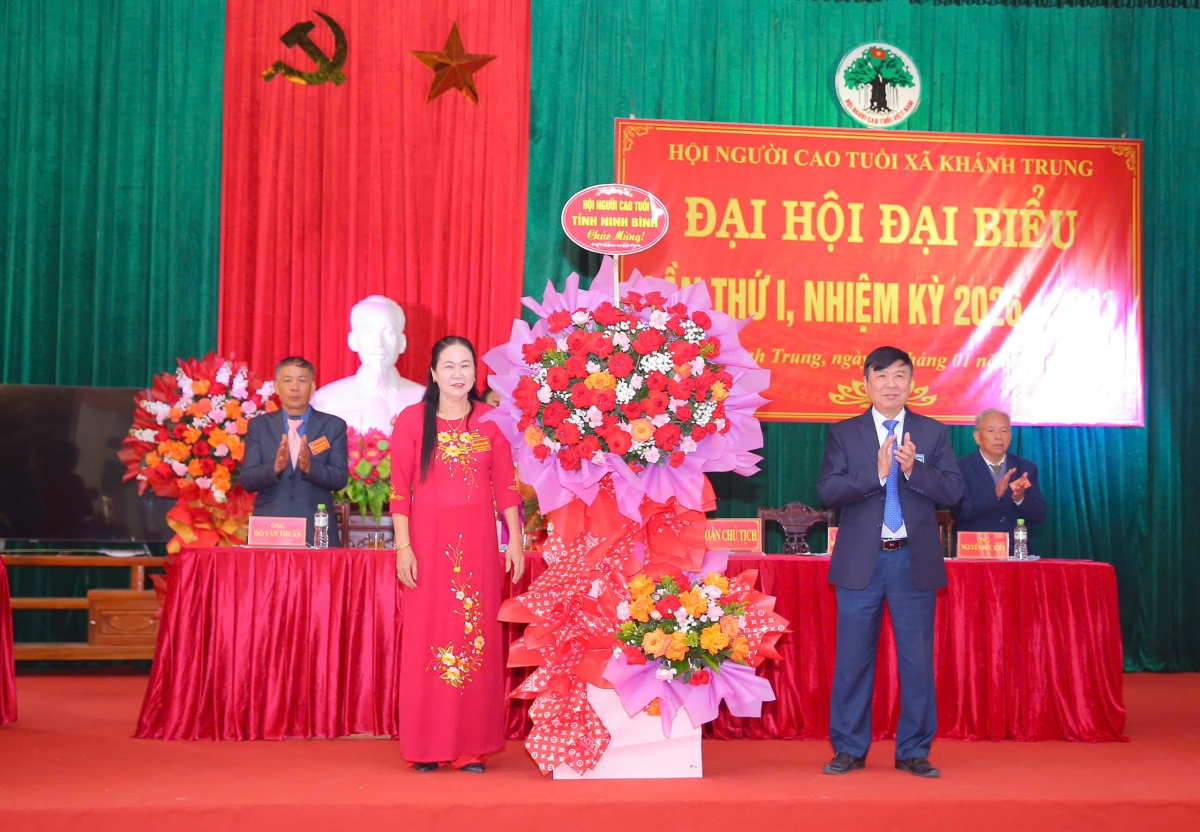 Lãnh đạo Hội NCT tỉnh Ninh Bình tặng hoa chúc mừng
