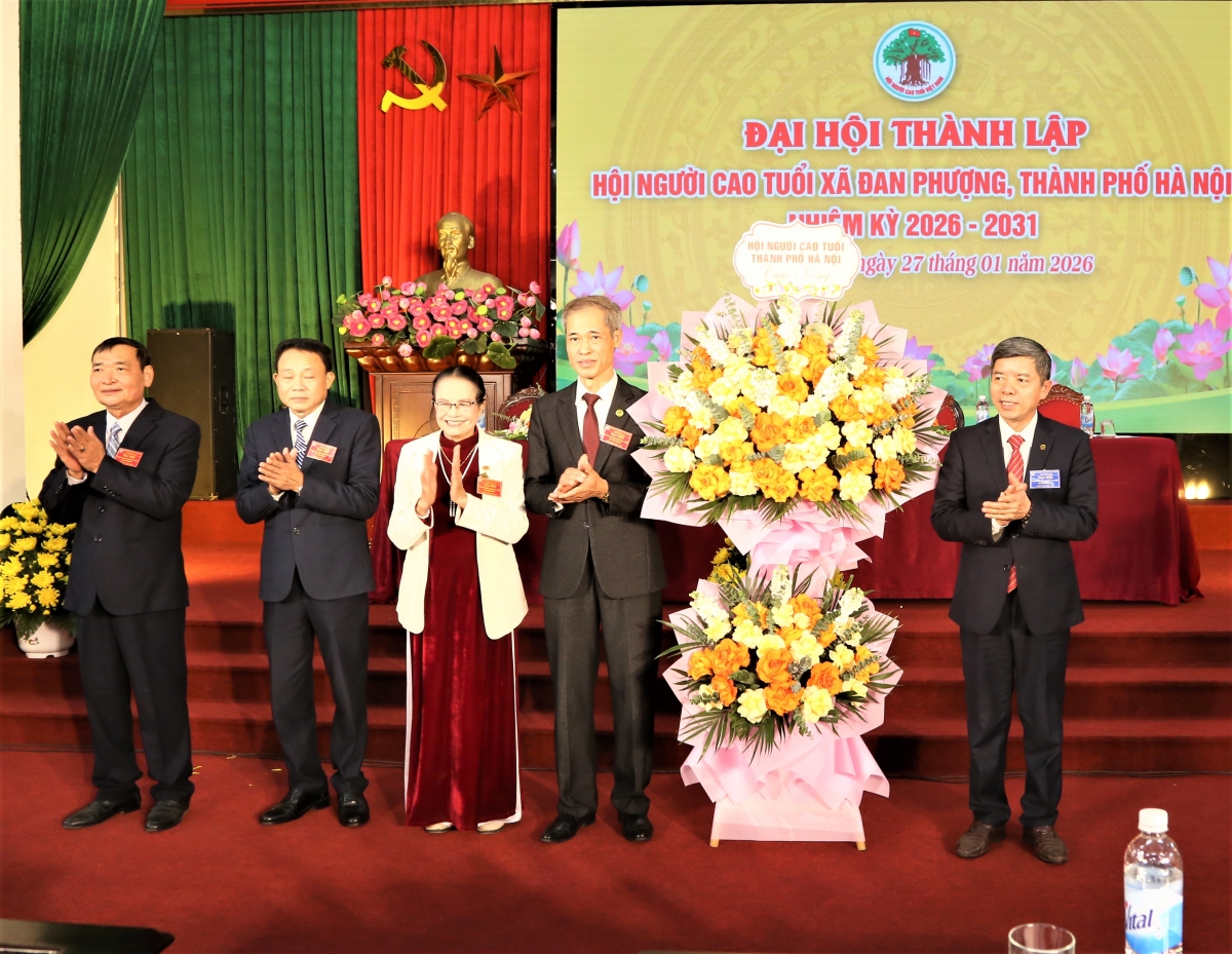 Hội NCT TP Hà Nội tặng hoa chúc mừng Đại hội thành lập Hội NCT xã Đan Phượng
