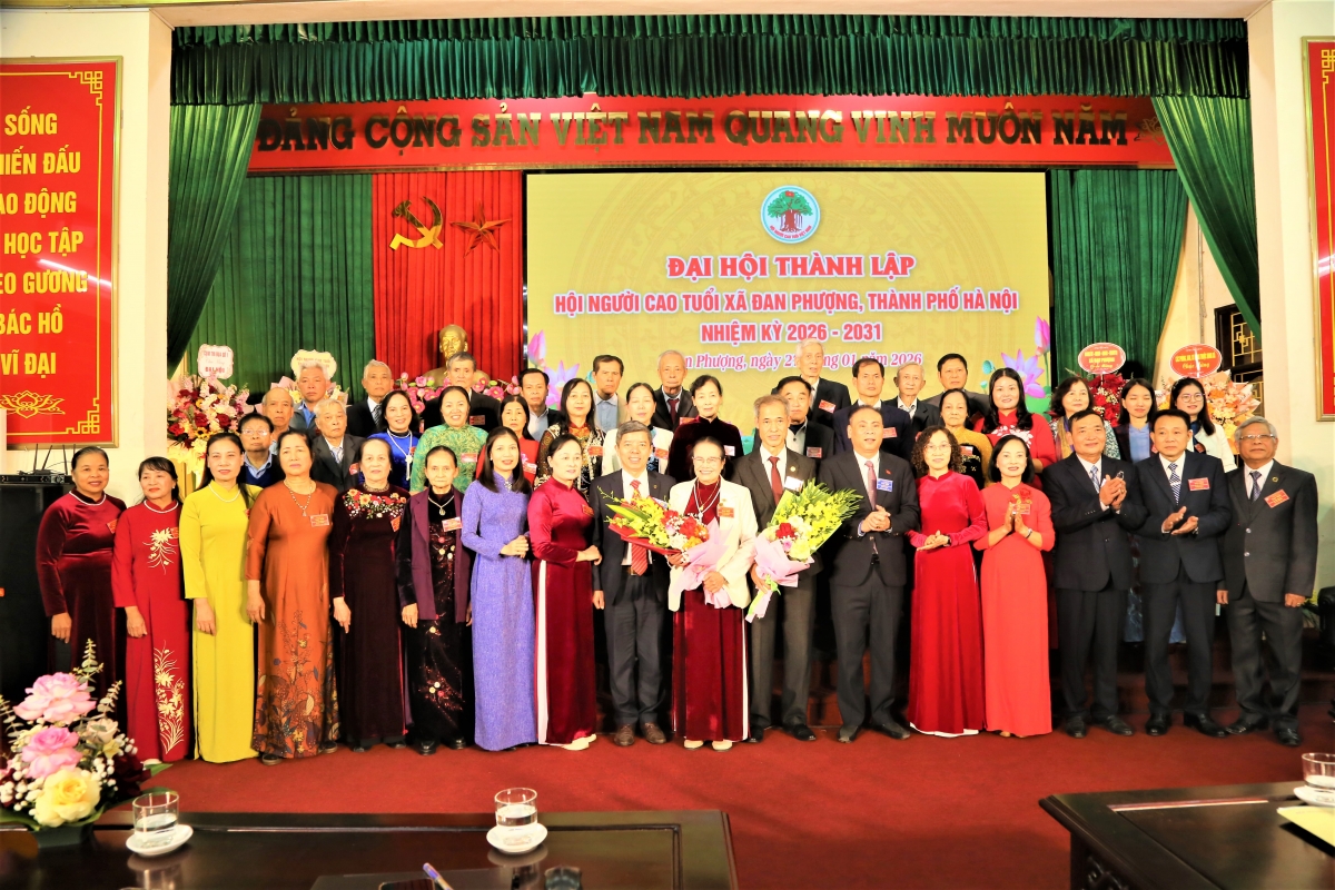 Lãnh đạo Hội NCT TP Hà Nội và xã Đan Phượng tặng hoa chúc mừng Đại hội