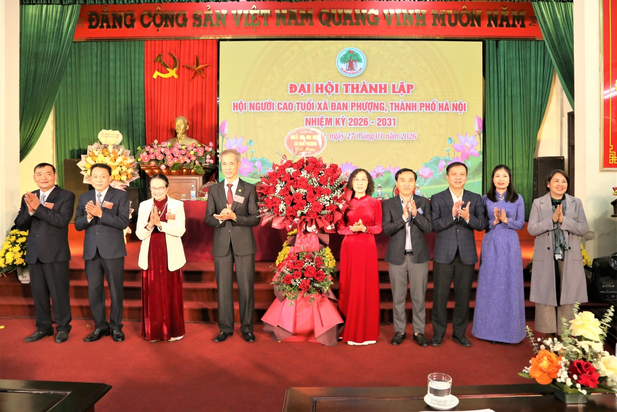 Lãnh đạo xã Đan Phượng tặng hoa chúc mừng Đại hội