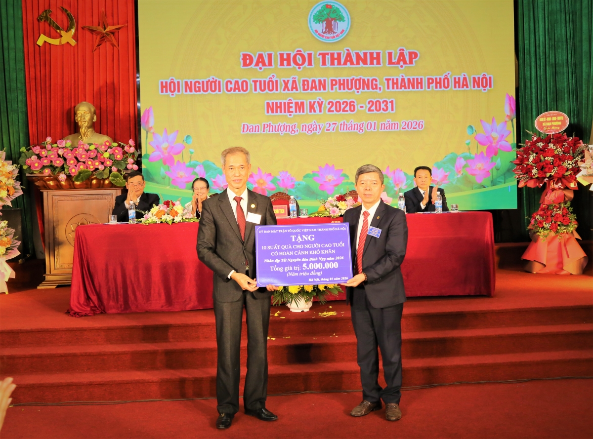 Trao quà của Ủy ban MTTQ TP Hà Nội hỗ trợ NCT hoàn cảnh khó khăn xã Đan Phượng