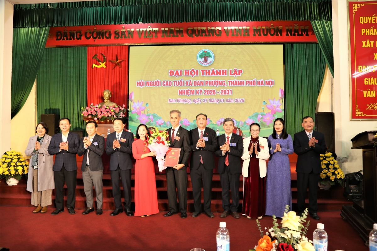 Trao quyết định thành lập Hội NCT xã Đan Phượng