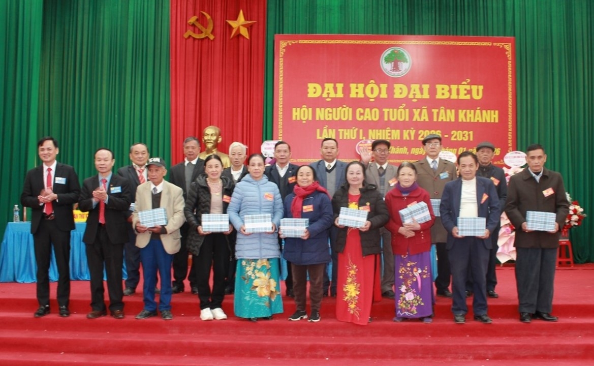 Tặng quà tri ân cán bộ Hội không tham gia tái cử