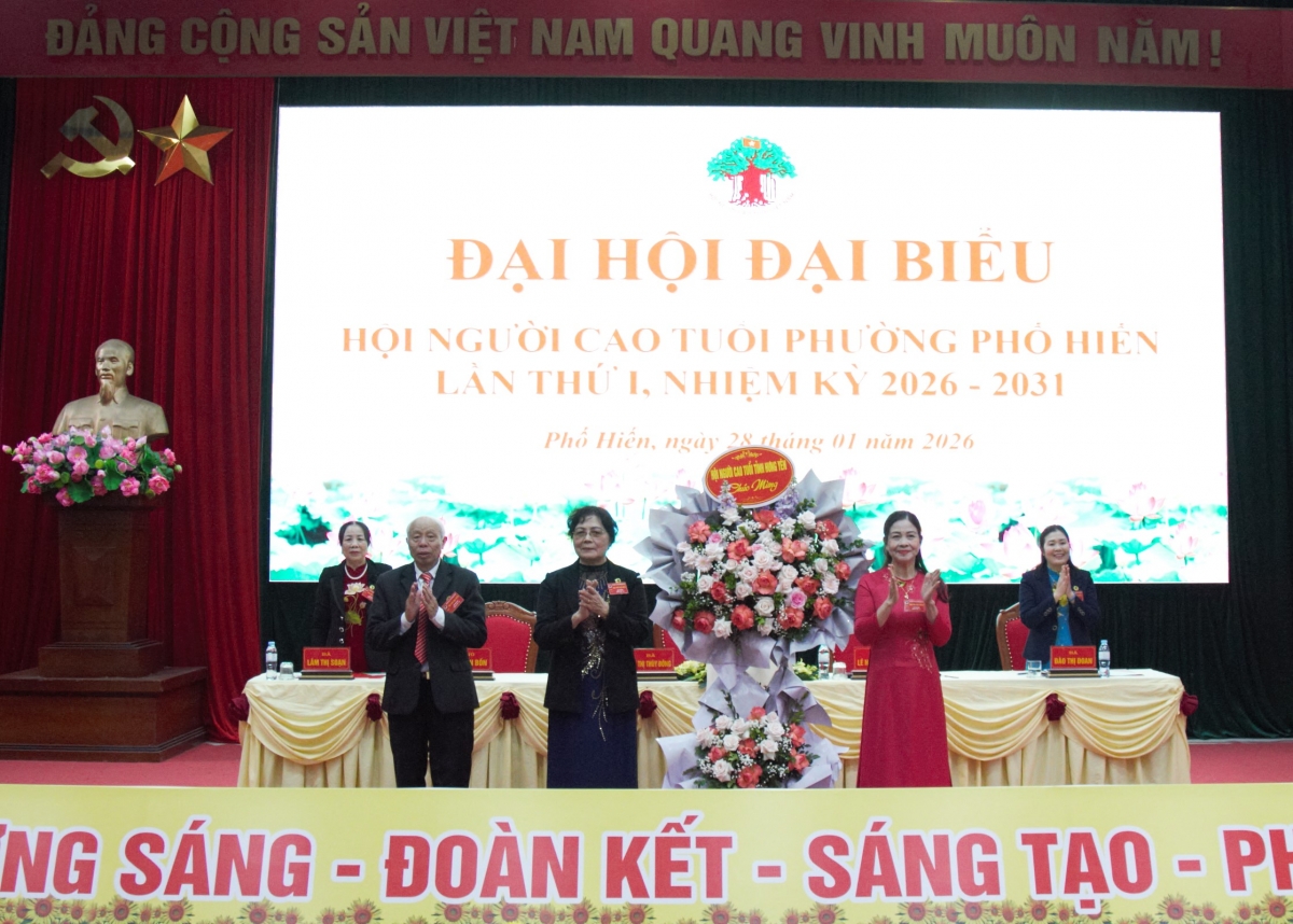 Lãnh đạo Hội NCT tỉnh Hưng Yên tặng hoa chúc mừng Đại hội