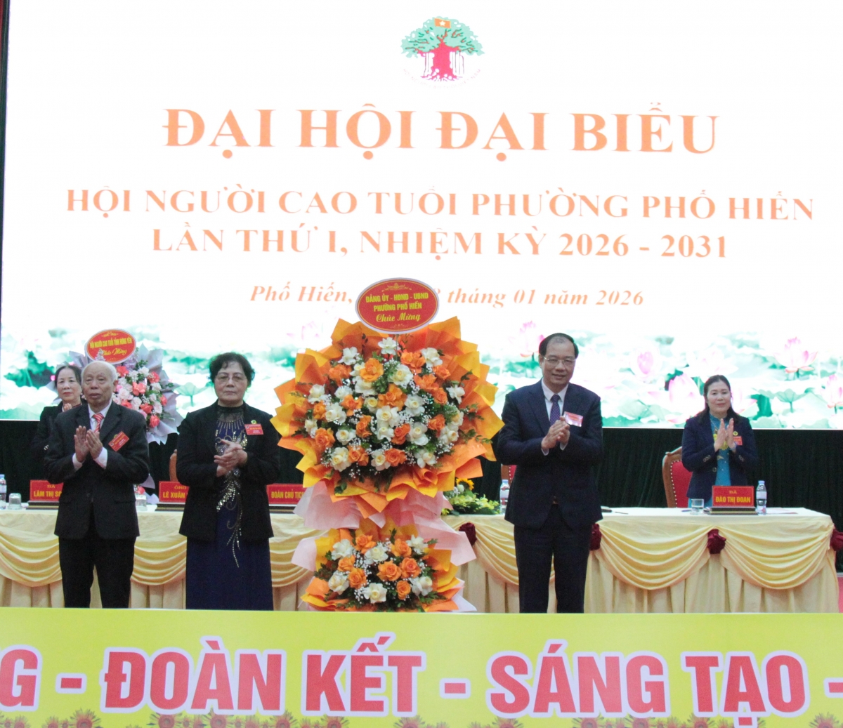 Lãnh đạo phường Phố Hiến tặng hoa chúc mừng