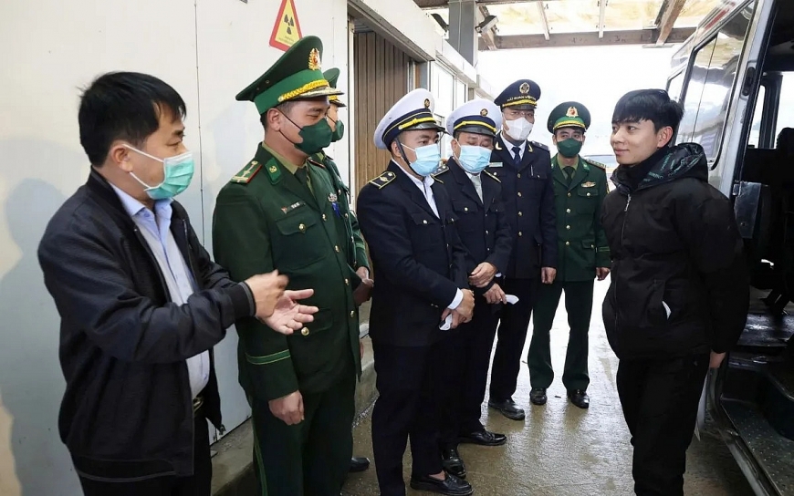 Giám sát người nhập cảnh tại Cửa khẩu Quốc tế Cầu Treo, Hà Tĩnh. Ảnh: Sở Y tế Hà Tĩnh