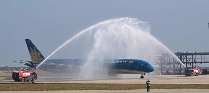Nghi thức chào mừng chuyến bay chính thức hạ cánh xuống sân bay Long Thành