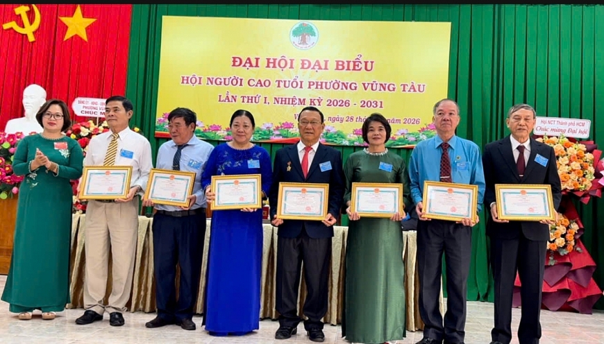 Lãnh đạo Hội NCT và UBND phường Vũng Tàu trao Giấy khen cho các tập thể có thành tích xuất sắc trong phong trào NCT nhiệm kỳ qua.