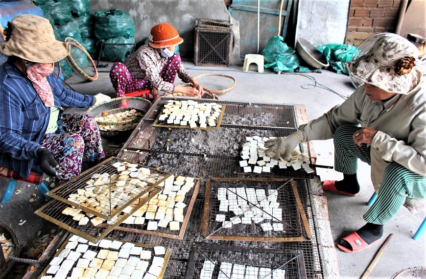 Những phụ nữ cao tuổi “giữ hồn” bánh khô mè