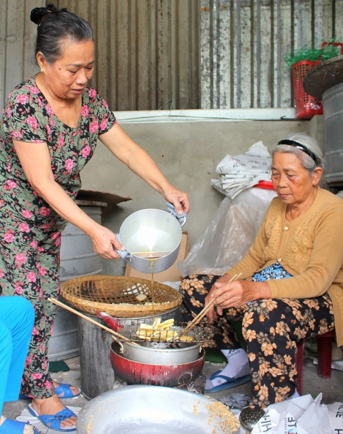 Những phụ nữ cao tuổi “giữ hồn” bánh khô mè