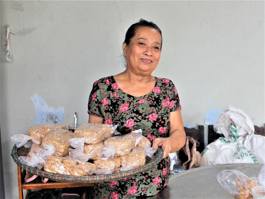 Những phụ nữ cao tuổi “giữ hồn” bánh khô mè