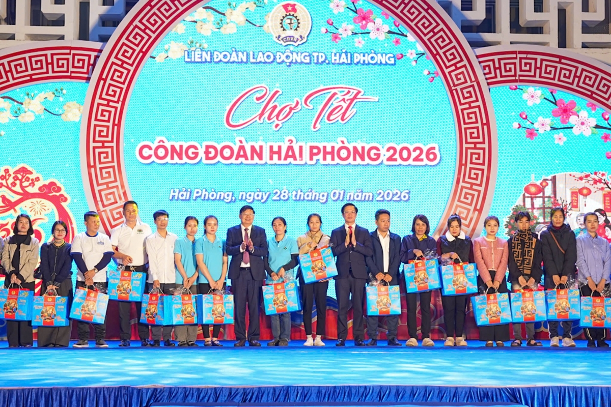 Các đồng chí lãnh đạo trao quà cho công nhân lao động.