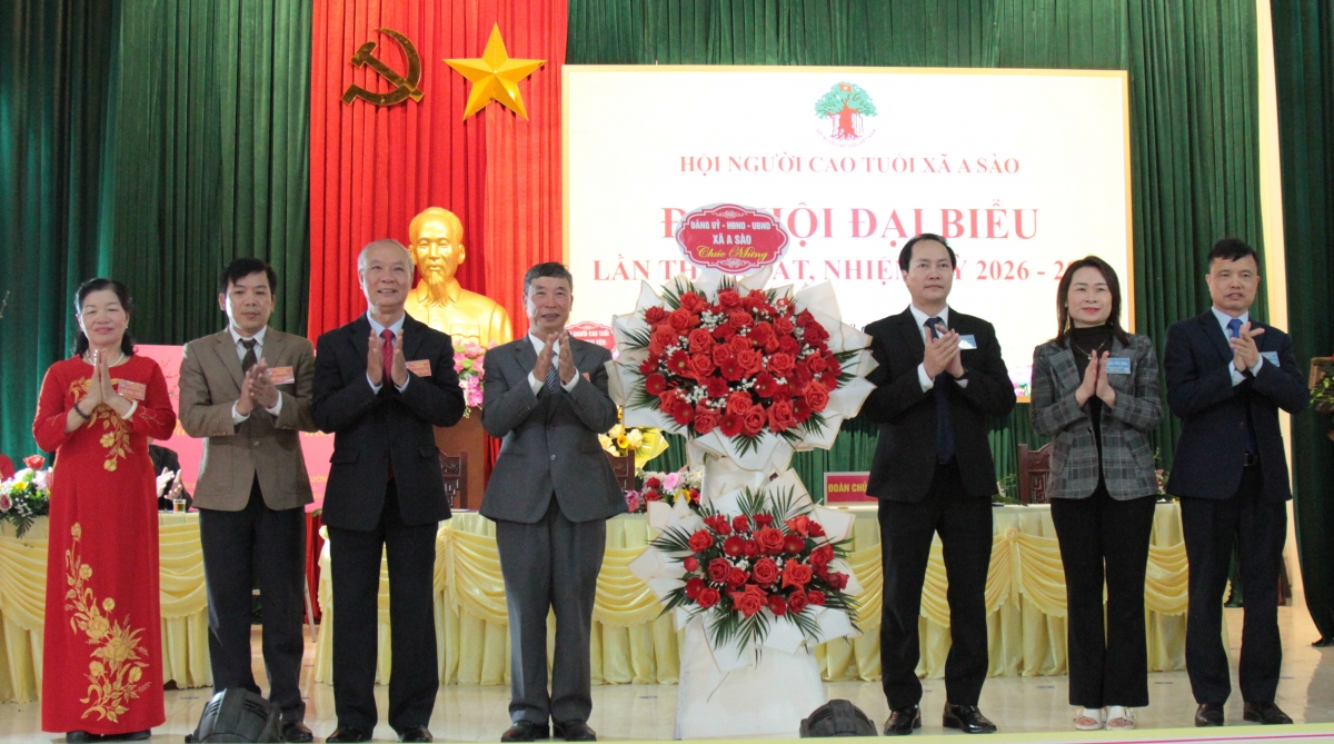 Lãnh đạo Đảng ủy, UBND, HĐND tặng hoa chúc mừng Đại hội