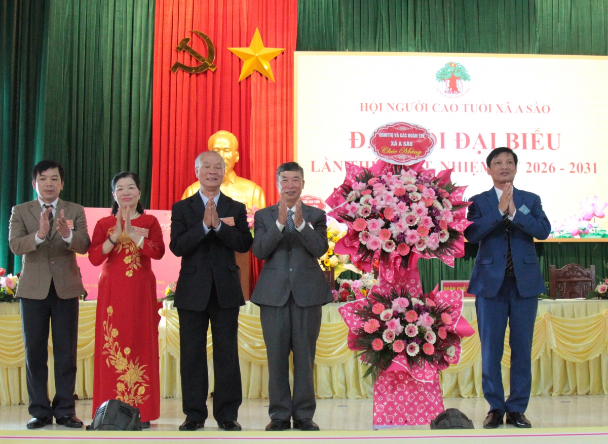 Lãnh đạo Ủy ban MTTQ xã cùng các ban, ngành đoàn thể tặng hoa chúc mừng