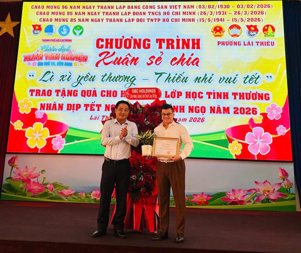 Lãnh đạo phường Lái Thiêu trao thư cảm ơn, ghi nhận sự đồng hành của OBC Holdings trong chương trình Xuân sẻ chia.