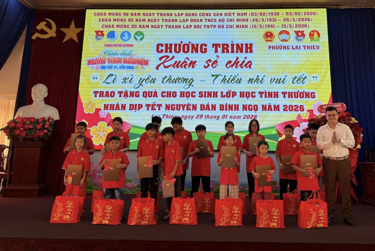 Chương trình Xuân sẻ chia với chủ đề “Lì xì yêu thương – Thiếu nhi vui Tết”, trao quà Tết cho học sinh các lớp học tình thương trên địa bàn phường Lái Thiêu.