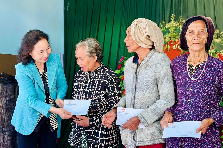 Bà Nguyễn Thị Phúc, Chủ tịch Hội NCT tỉnh trao quà Tết cho NCT có hoàn cảnh khó khăn ở xã Tánh Linh