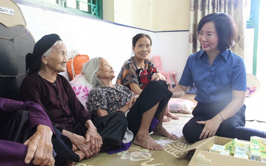 Hà Nội trích hơn 5,4 tỷ đồng quà Tết tặng hộ cận nghèo và người có hoàn cảnh đặc biệt khó khăn.