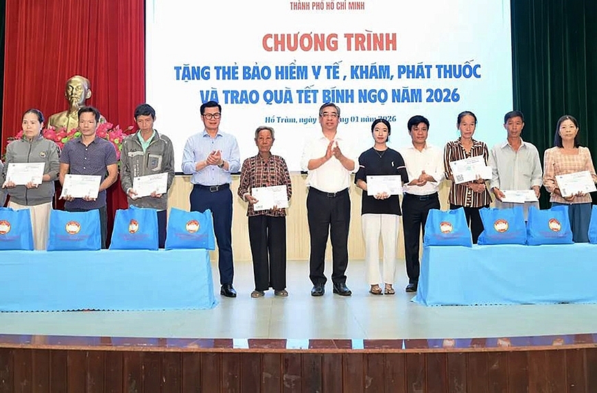 Lãnh đạo MTTQ Việt Nam TPHCM trao tặng quà Tết cho các hộ nghèo, hộ có hoàn cảnh đặc biệt khó khăn trong dịp Tết Nguyên đán Bính Ngọ