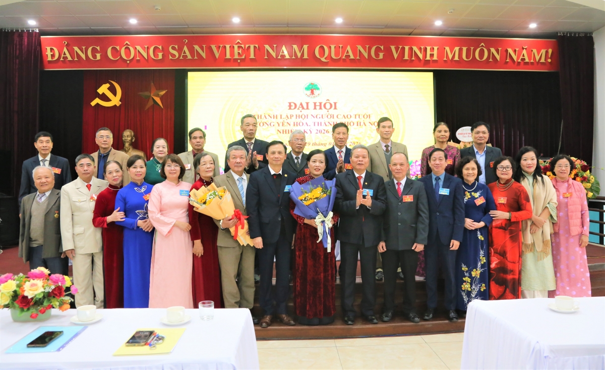 Lãnh đạo Hội NCT TP Hà Nội và phường Yên Hòa tặng hoa chúc mừng Ban Chấp hành Hội NCT