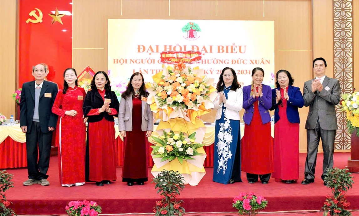 Hội NCT tỉnh Thái Nguyên tặng hoa chúc mừng Đại hội